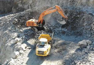 Hitachi ZX690-7 i aksjon sammen med en Bell hos pukkverket Steintransport AS