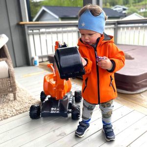 Moro med en Hitachi lekegravemaskin for små barn
