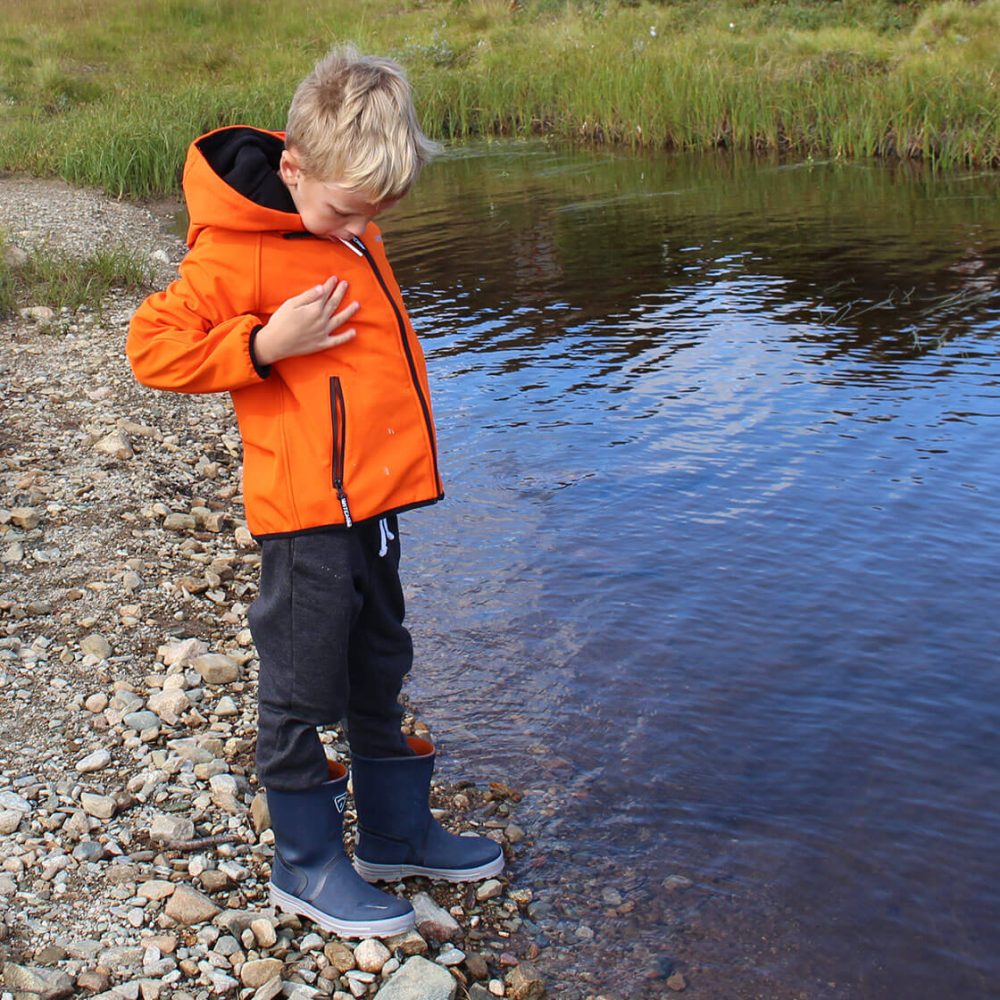 Tester ut egenskapene til På tur med Hatchoo magiske softshell jakke