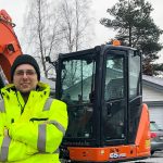 Berge bygdeservice, Simen Berge og maskin Hitachi ZX65USB-6