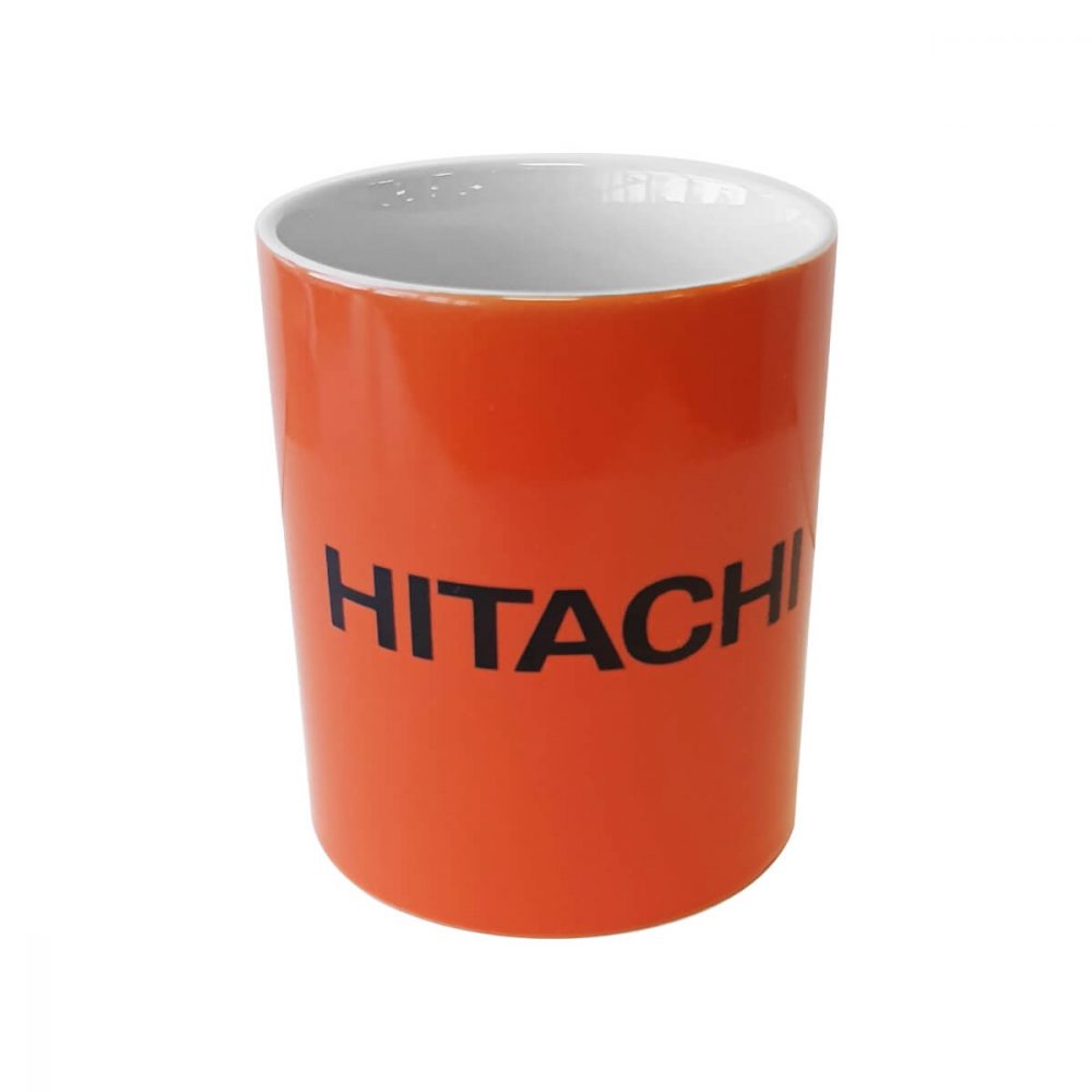 Oransje Hitachi kopp med svart logo