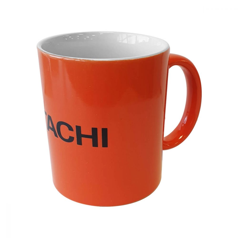 Oransje Hitachi kopp fra siden med svart logo