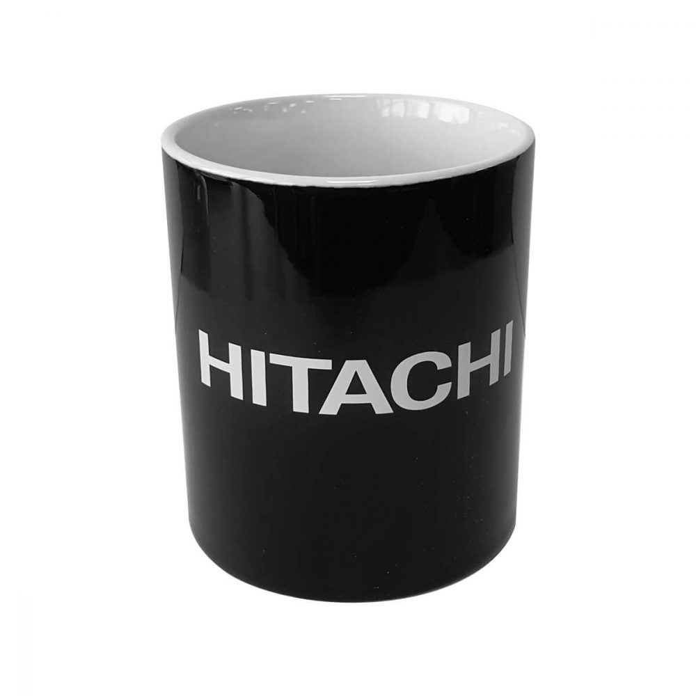 Svart Hitachi kopp med hvit logo