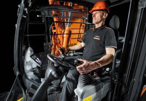 Mann kjører en Hitachi Hjulgraver serie 7