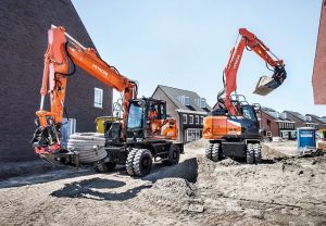 2 stykk Hitachi serie 7 hjulgravere i aksjon (ZX135W-7 & ZX155W-7)