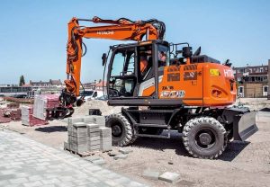 En Hitachi Hjulgraver flytter på stein