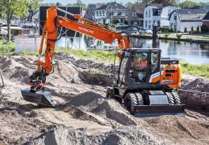 Hitachi hjulgraver ZX155W-7 flytter på jordmasser