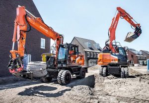 2 stykk Hitachi serie 7 hjulgravere i aksjon (ZX135W-7 & ZX155W-7)
