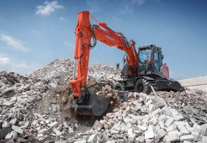 Hitachi Hjulgraver ZX119W-7 flytter på steinmasse