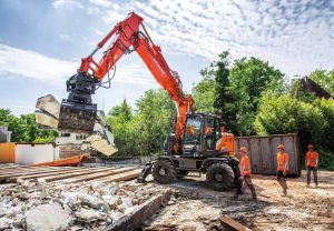 En Hitachi hjulgraver (serie 7) flytter på tung stein