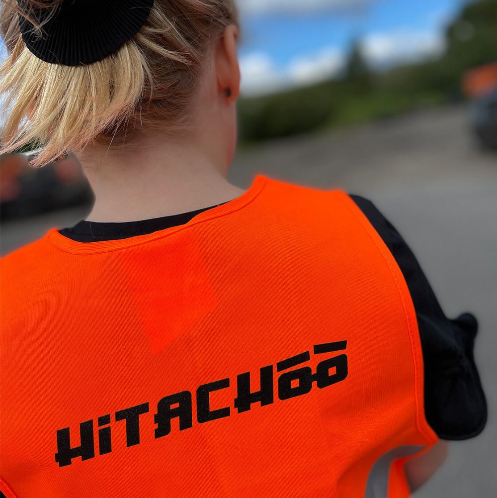 Nærbilde av logoen ba på en Hitachoo refleksvest