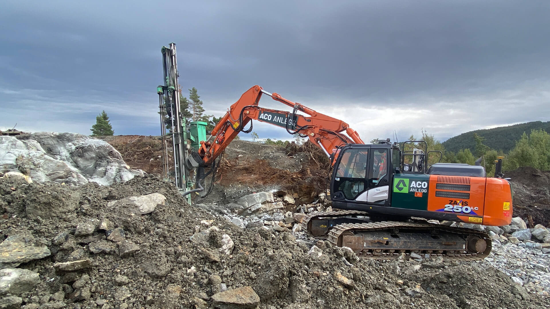 Hitachi beltegraver med boretårn hos Aco Anlegg!