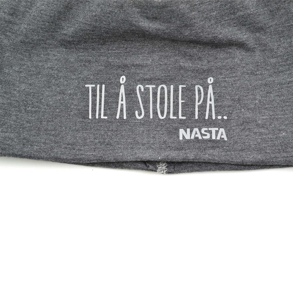 Grå lue med fleece - Nasta logo i front og teksten «Til å stole på»