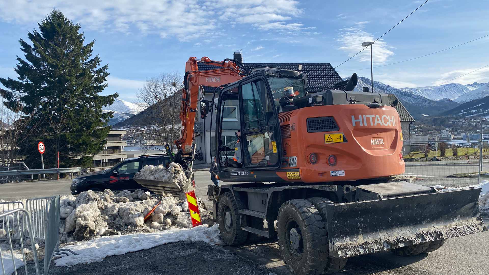 Hole Maskiner med ZX135 på både belter og hjul i serie 7