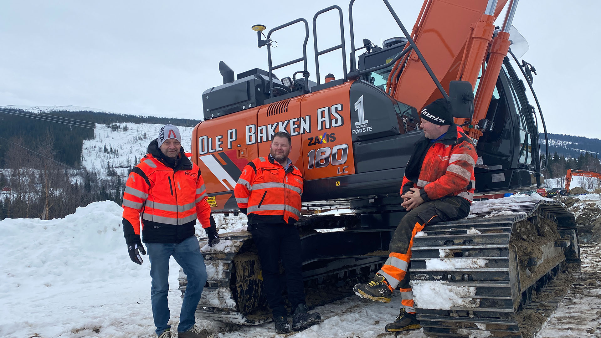 Maskinselger Kim Jørgen Moe, daglig leder Olaf Bakke, og maskinfører Ole Jacob Sollie