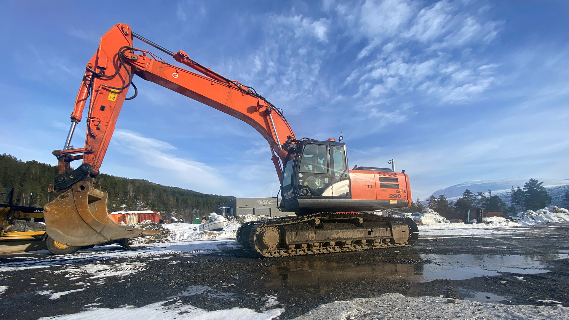 Miljøbilde av ZX290LC-5 hos Vinsrygg Maskin