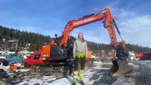 Miljøbilde av ZX290LC-5 med maskinførerlærling Julie Fredheim hos Vinsrygg Maskin