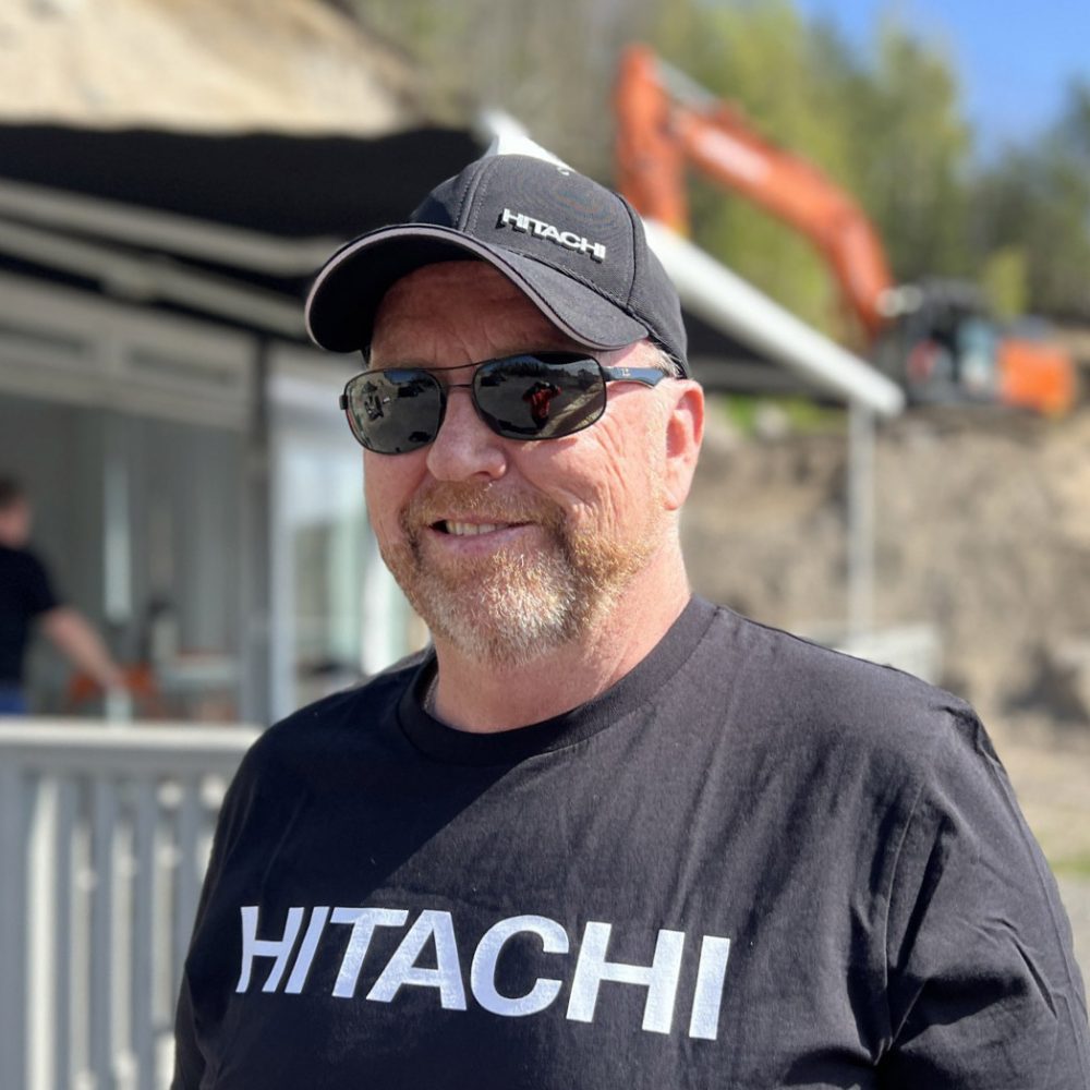 Hitachi caps sort med metal-logo