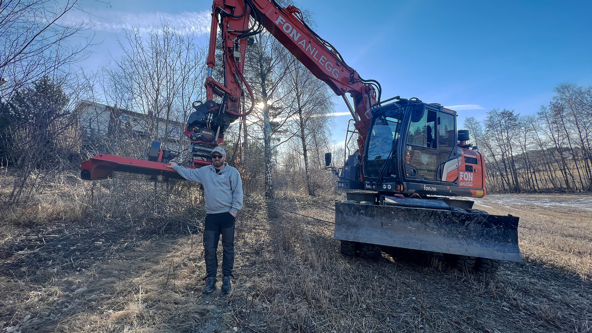 Kristian Clausen hos Fon Anlegg AS med Krattknuseren montert på Hitachi ZX155W-7