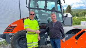 Lars Rognmo og maskinselger Rune Traasdahl